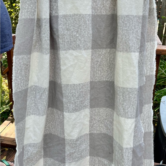 Grey and white check shawl scarf  cozy - Picture 2 of 6